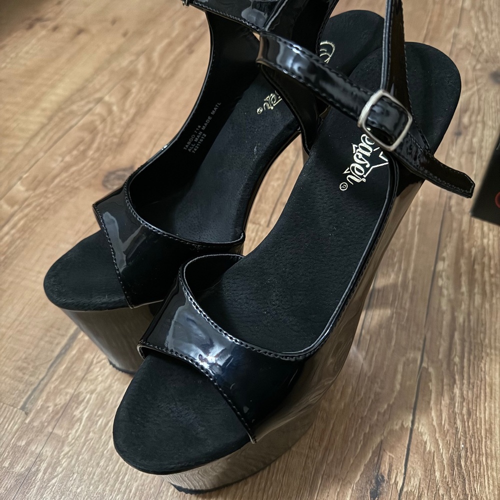 Pleasers (Women’s size 9)